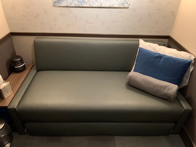 Lounge thumbnail 2