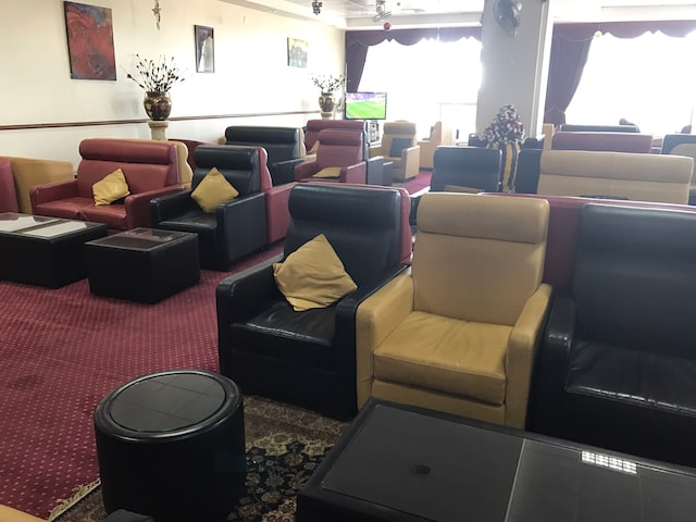 Lounge thumbnail 2