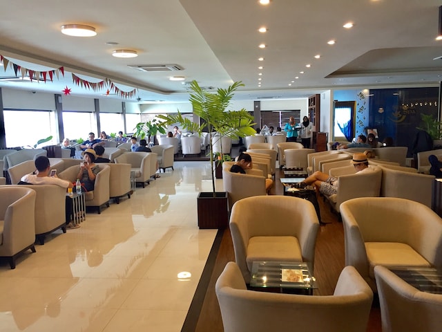 Lounge thumbnail 1