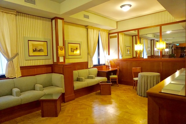 Lounge thumbnail 2