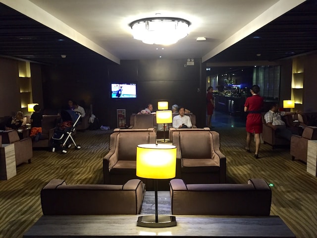 Lounge thumbnail 1