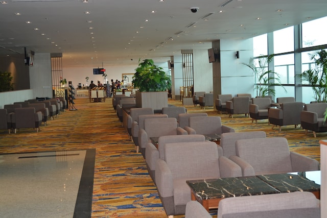 Lounge thumbnail 4