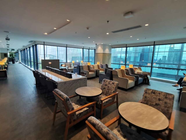 Lounge thumbnail 2