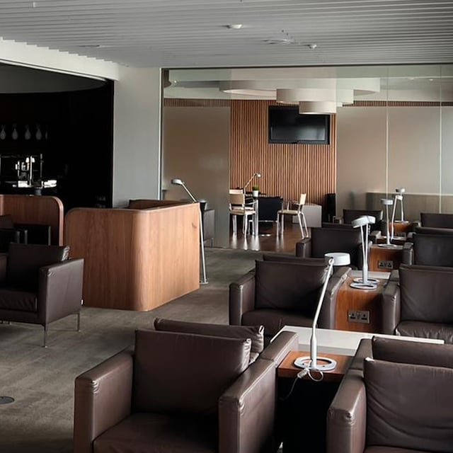 Lounge thumbnail 4