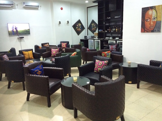 Lounge thumbnail 2