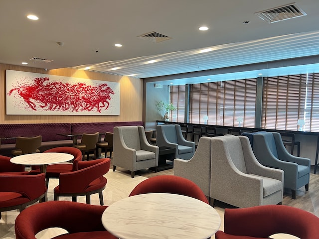 Lounge thumbnail 5