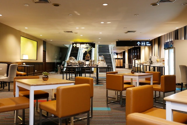 Lounge thumbnail 2