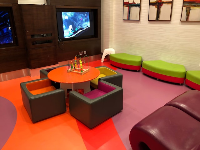 Lounge thumbnail 4