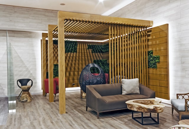 Lounge thumbnail 1