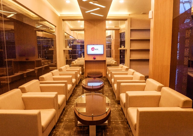 Lounge thumbnail 1