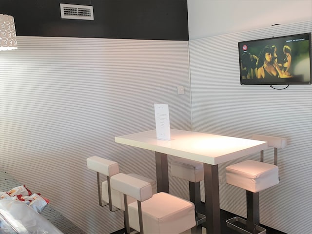 Lounge thumbnail 3