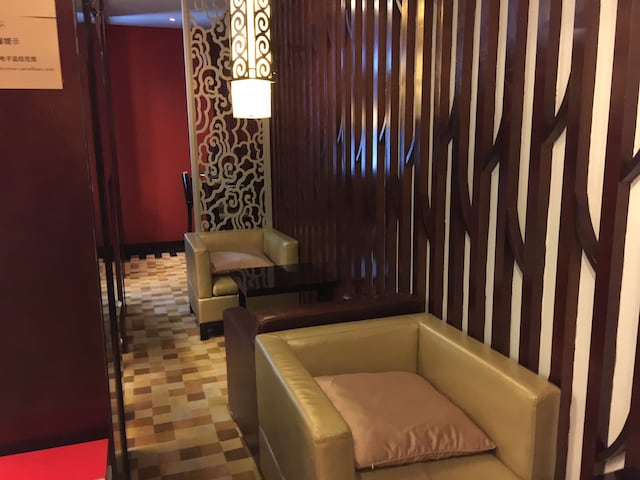 Lounge thumbnail 2