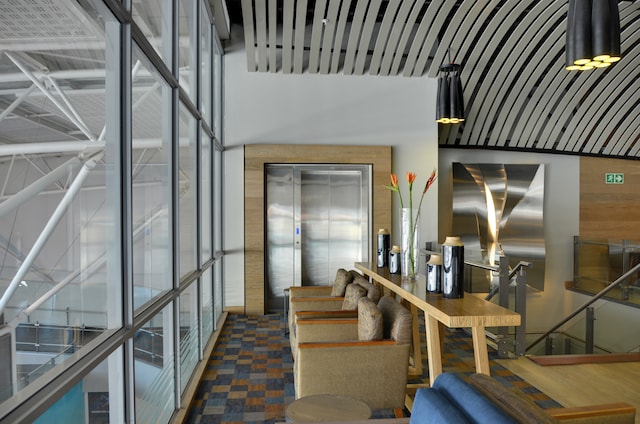 Lounge thumbnail 4