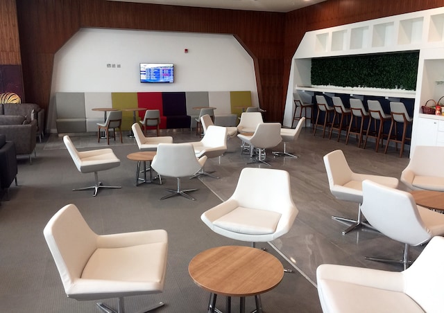 Lounge thumbnail 1