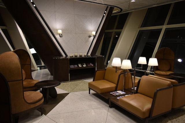 Lounge thumbnail 2