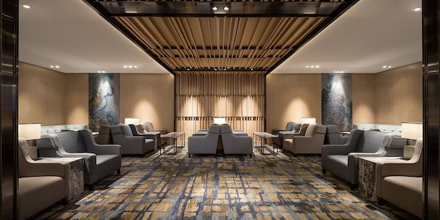 Lounge thumbnail 4