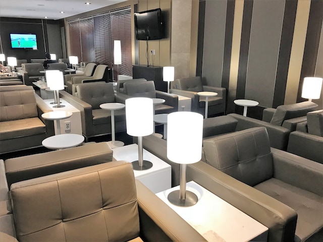 Lounge thumbnail 1