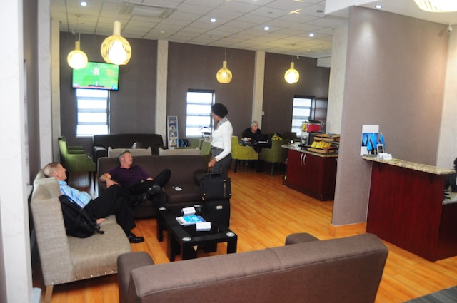 Lounge thumbnail 4