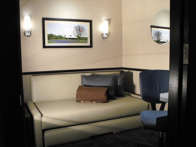 Lounge thumbnail 1