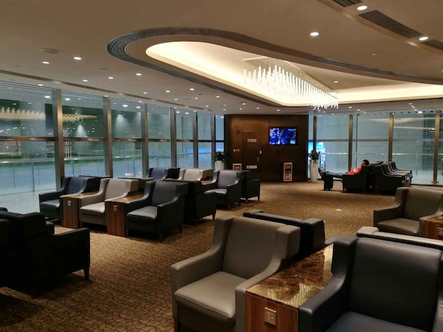 Lounge thumbnail 4