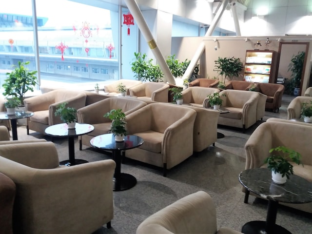Lounge thumbnail 1