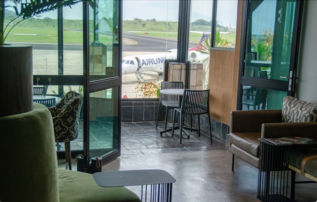 Lounge thumbnail 5