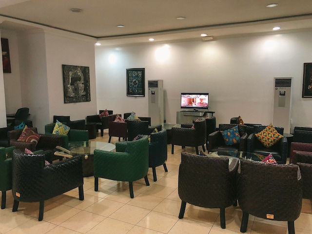Lounge thumbnail 2