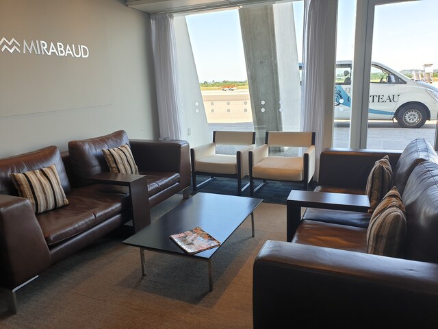 Lounge thumbnail 4