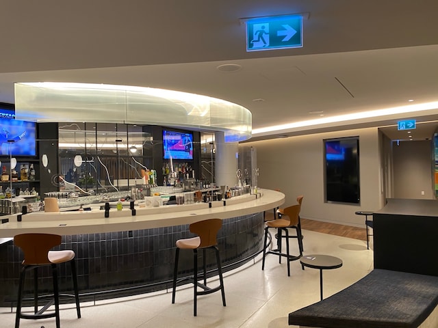 Lounge thumbnail 1