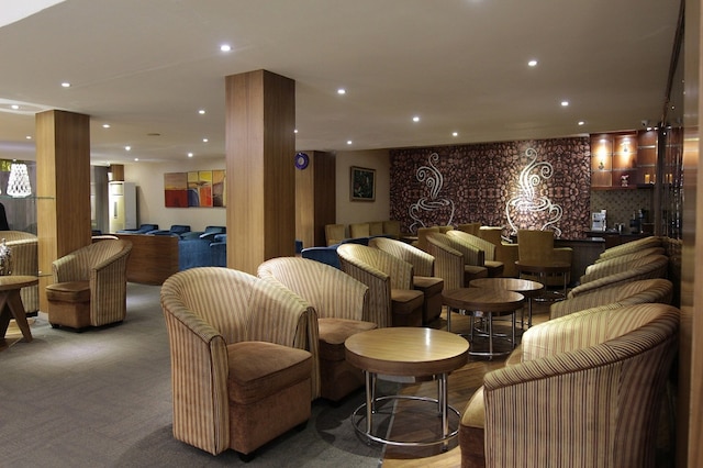 Lounge thumbnail 1