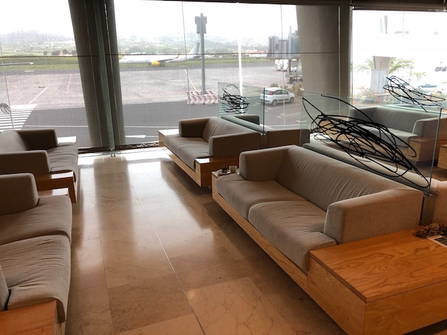 Lounge thumbnail 2
