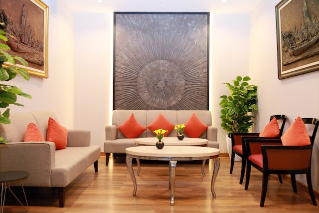 Lounge thumbnail 2