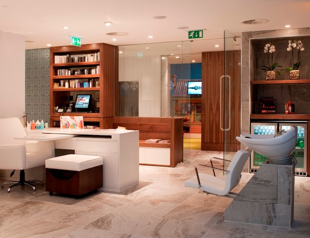 Lounge thumbnail 1