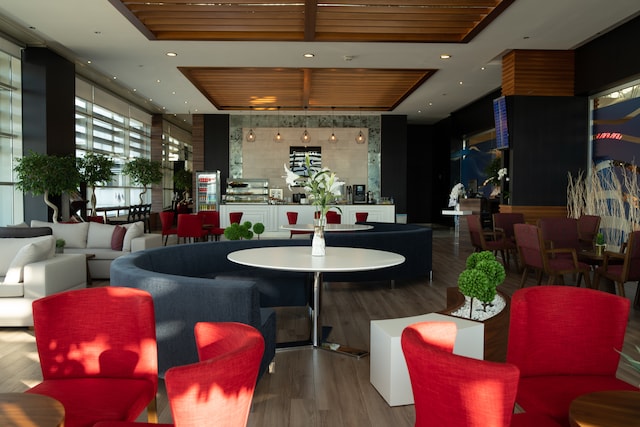 Lounge thumbnail 2