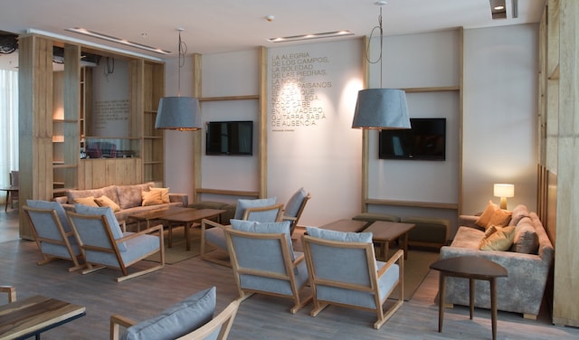 Lounge thumbnail 5
