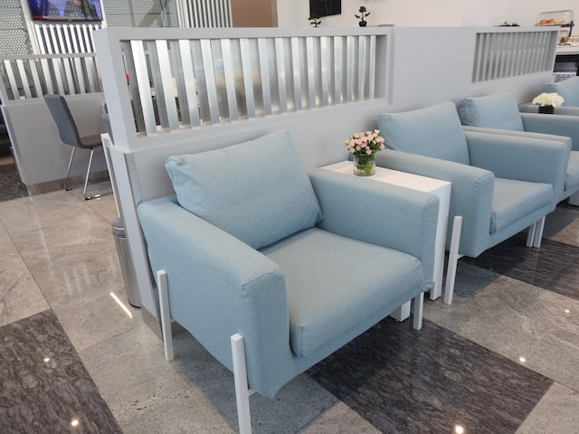 Lounge thumbnail 4