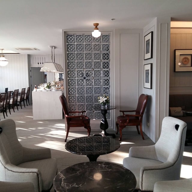 Lounge thumbnail 2