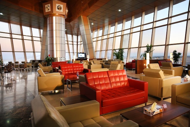 Lounge thumbnail 4