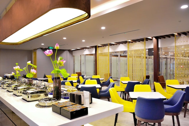 Lounge thumbnail 1