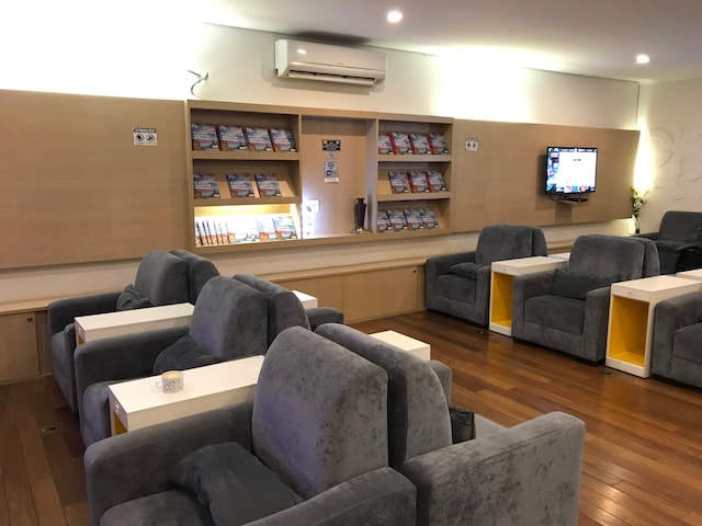 Lounge thumbnail 1