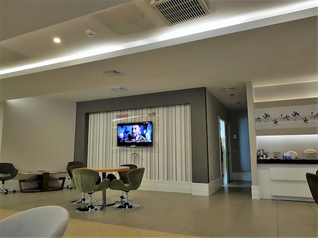 Lounge thumbnail 5