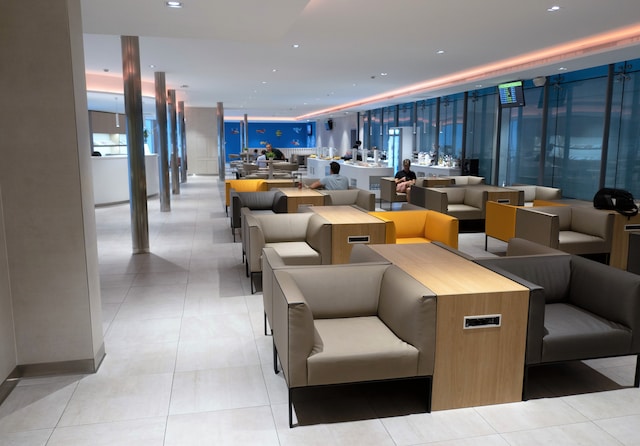 Lounge thumbnail 4