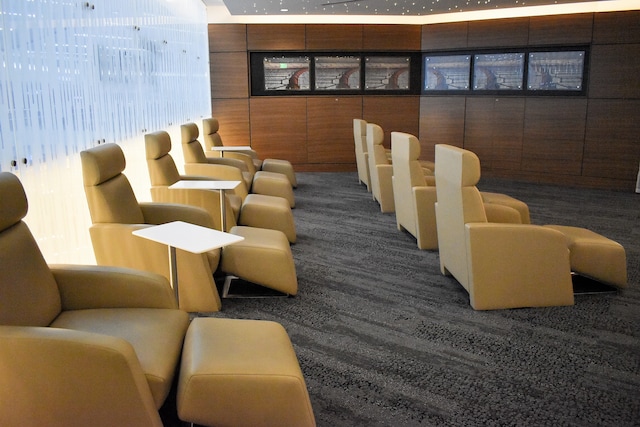 Lounge thumbnail 3