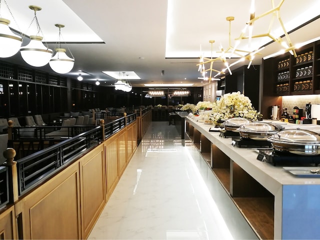 Lounge thumbnail 4