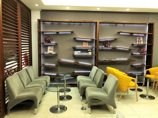 Lounge thumbnail 2
