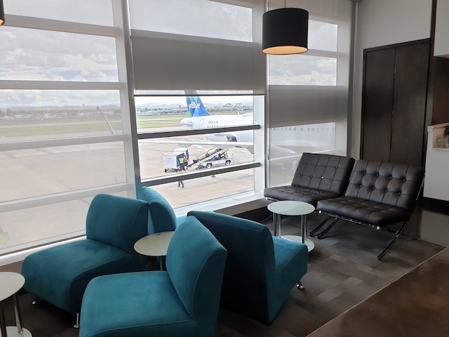 Lounge thumbnail 4