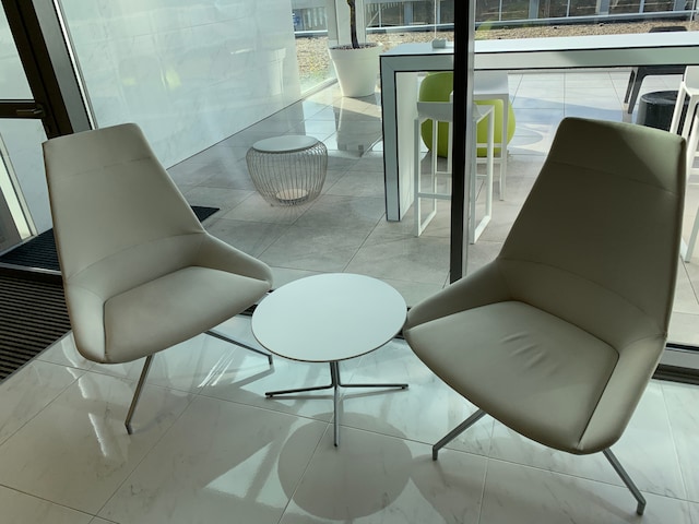 Lounge thumbnail 2