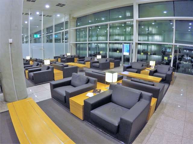 Lounge thumbnail 2