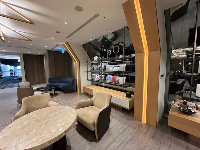 Lounge thumbnail 1