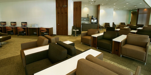 Lounge thumbnail 1